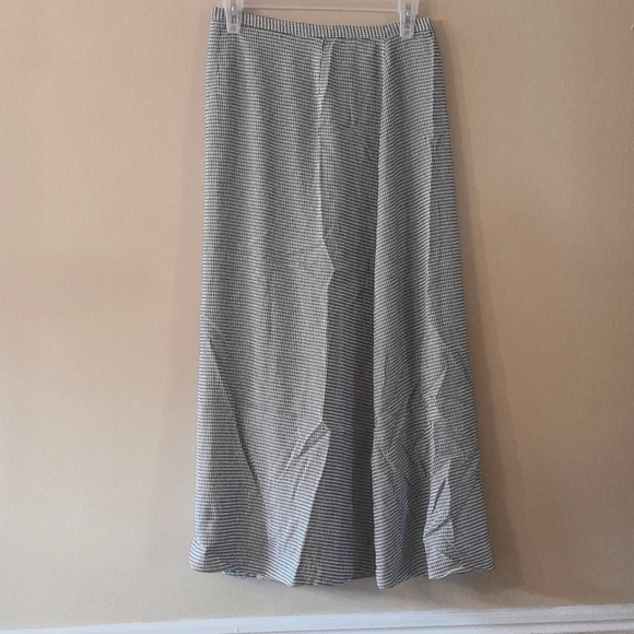 Charter Club  Lightweight Check Navy Blue Cream Flare Maxi Skirt Sz 8 - Picture 3 of 3